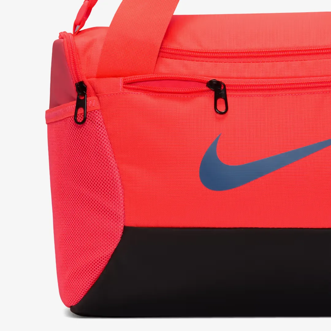 NIKE BRASILIA 9.5 TRAINING DUFFEL BAG 25L HOT LAVA